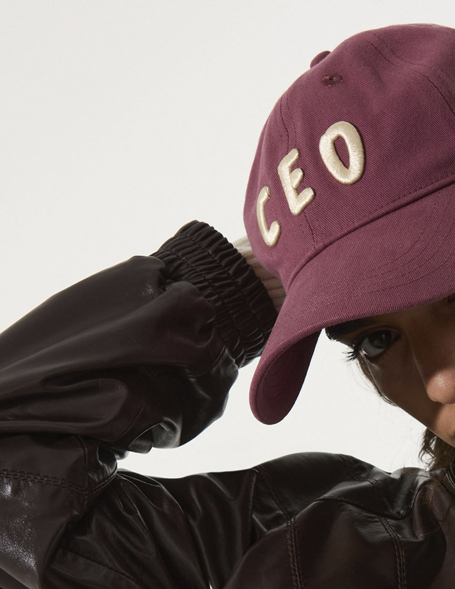 Gorra visera curva broche para mujer 4